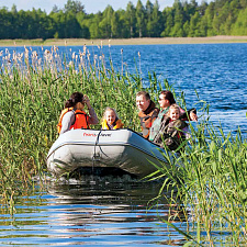 Катание на лодке по заповедным озерам – прекрасный способ хорошо провести время всей семьей